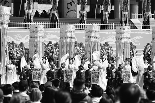 4月5日,丙午(2026)年清明公祭轩辕黄帝典礼在陕西省延安市黄陵县桥山祭祀广场举行。新华社发